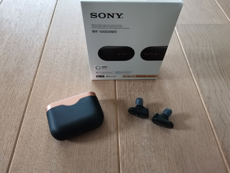 Sony WF-1000XM3 ladeetui og høretelefoner.jpg